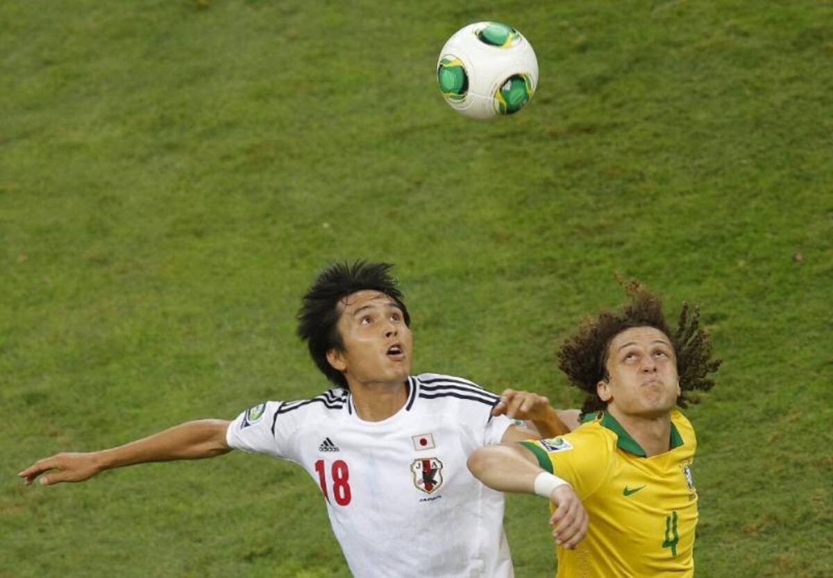 David Luiz y Maeda en acción.