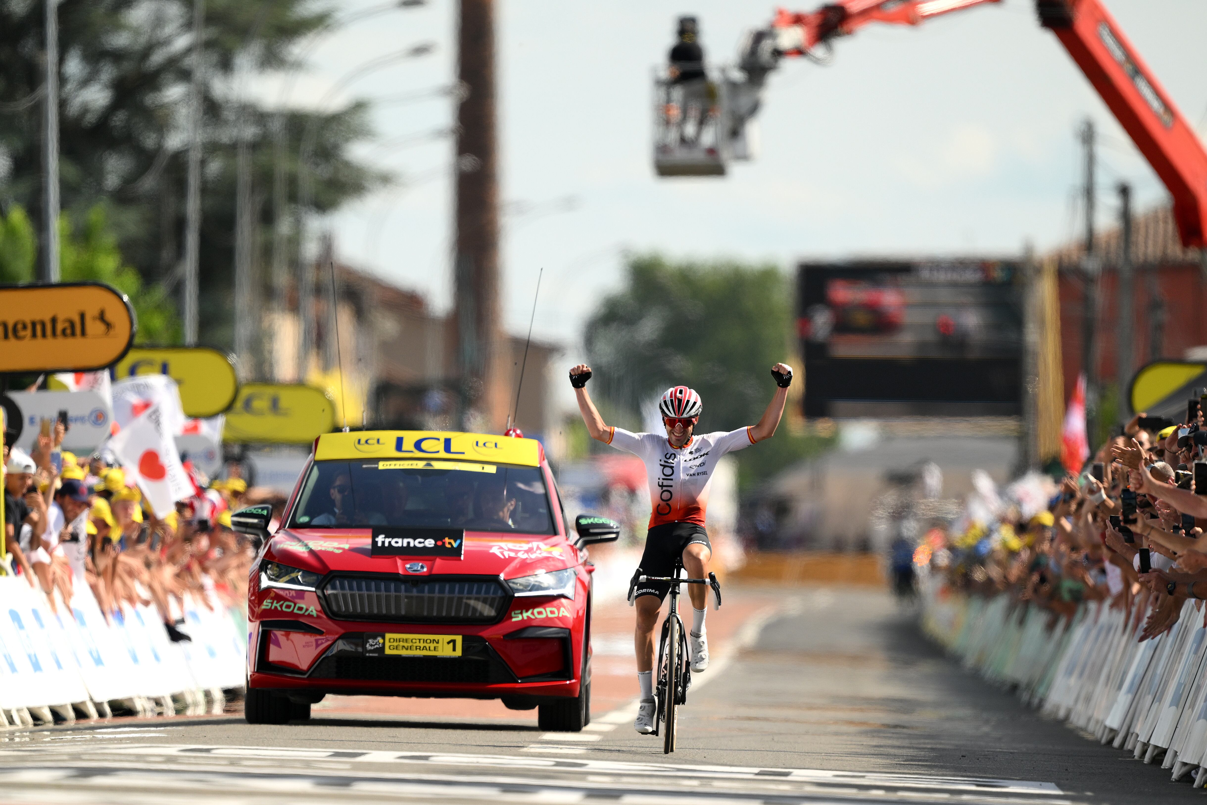El español Ion Izaguirre festeja su victoria en la etapa 12 del Tour de Francia. (Photo by David Ramos/Getty Images)