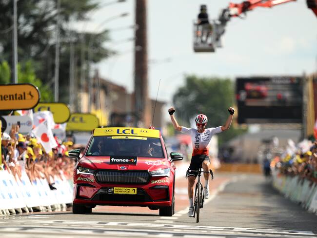 El español Ion Izaguirre festeja su victoria en la etapa 12 del Tour de Francia. (Photo by David Ramos/Getty Images)