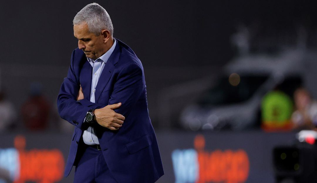 Reinaldo Rueda se lamenta durante el partido ante Argentina.