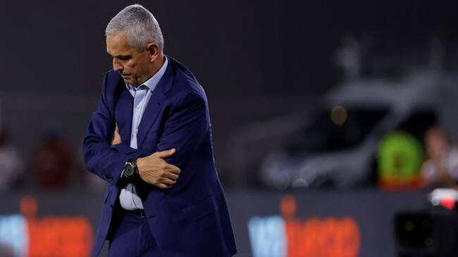Reinaldo Rueda se lamenta durante el partido ante Argentina.