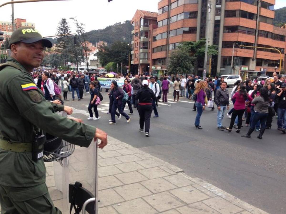 Una marcha de maestros avanza por la carrera séptima de Bogotá, frente a las instalaciones de Caracol Radio, en el barrio Chapinero.
