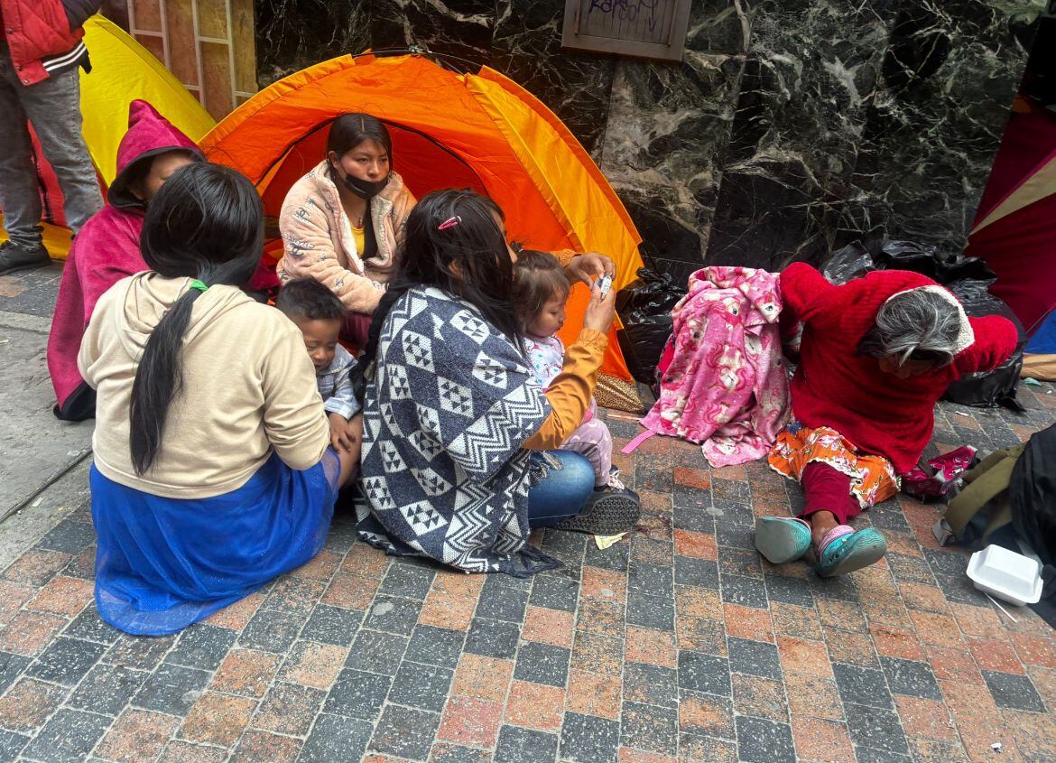 Comunidad indígena Emberá frente al Ministerio del Interior en Bogotá. Foto: Secretaría de Integración Social.