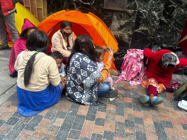 Comunidad indígena Emberá frente al Ministerio del Interior en Bogotá. Foto: Secretaría de Integración Social.