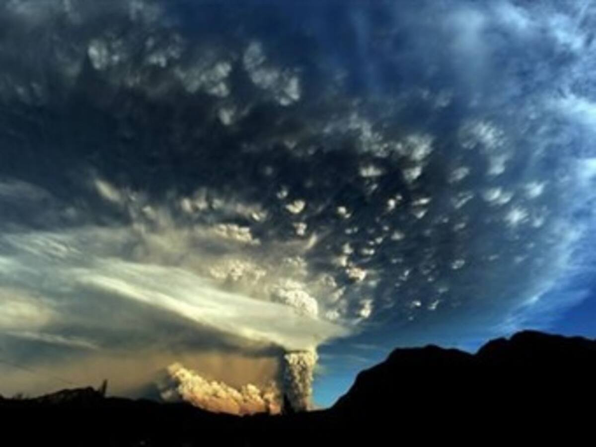 Cancelan todos los vuelos en Argentina por cenizas de volcán chileno