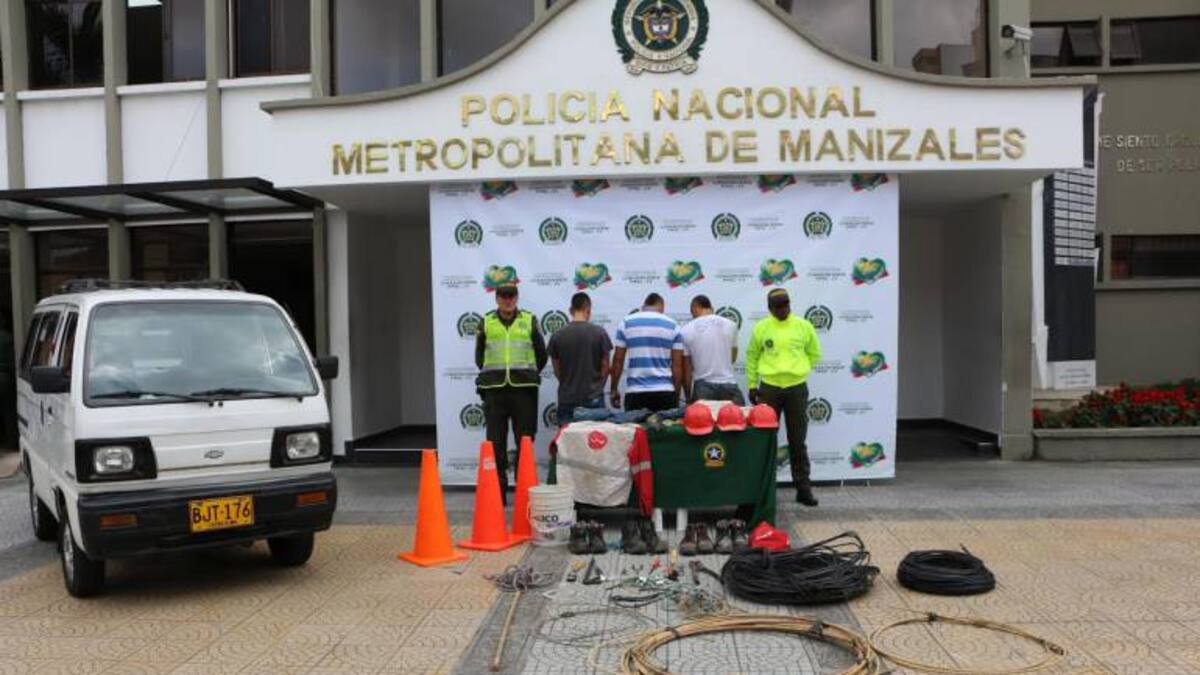 Capturaron a tres falsos técnicos de Une que estaban robando cables