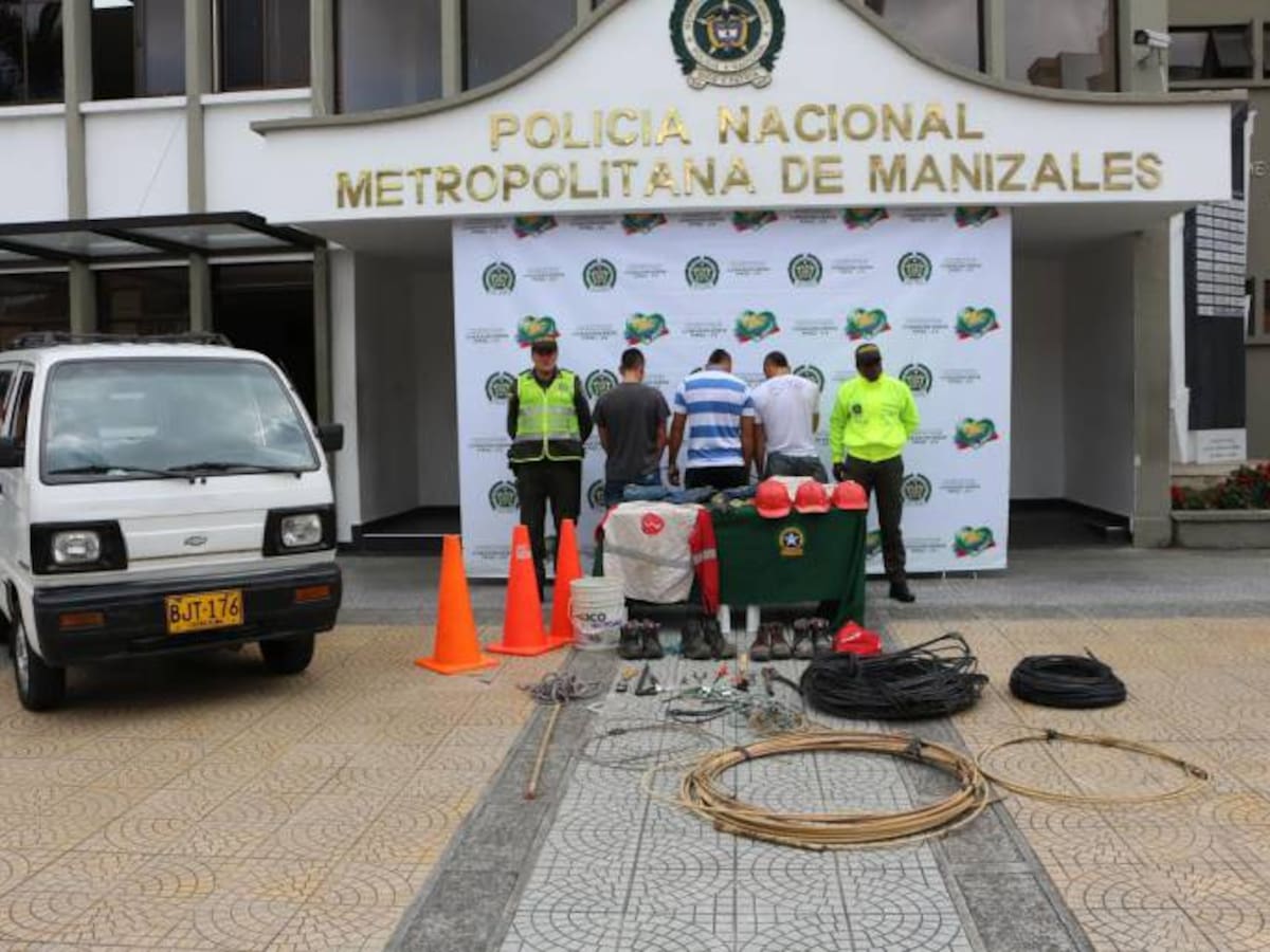Capturaron a tres falsos técnicos de Une que estaban robando cables