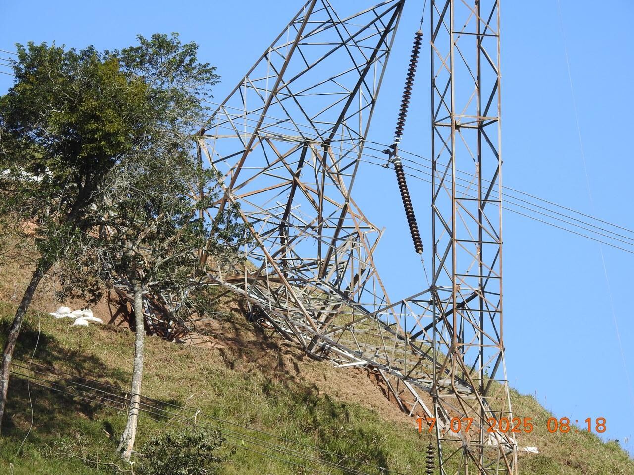 Torre eléctrica afectada con explosivos en San Roque- foto gobernación de Antioquia