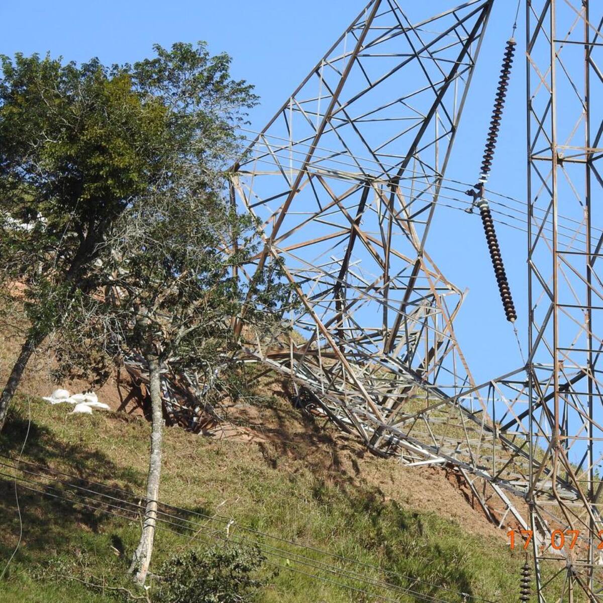 En San Roque, ilegales dinamitaron una torre eléctrica y dejaron explosivos en otra