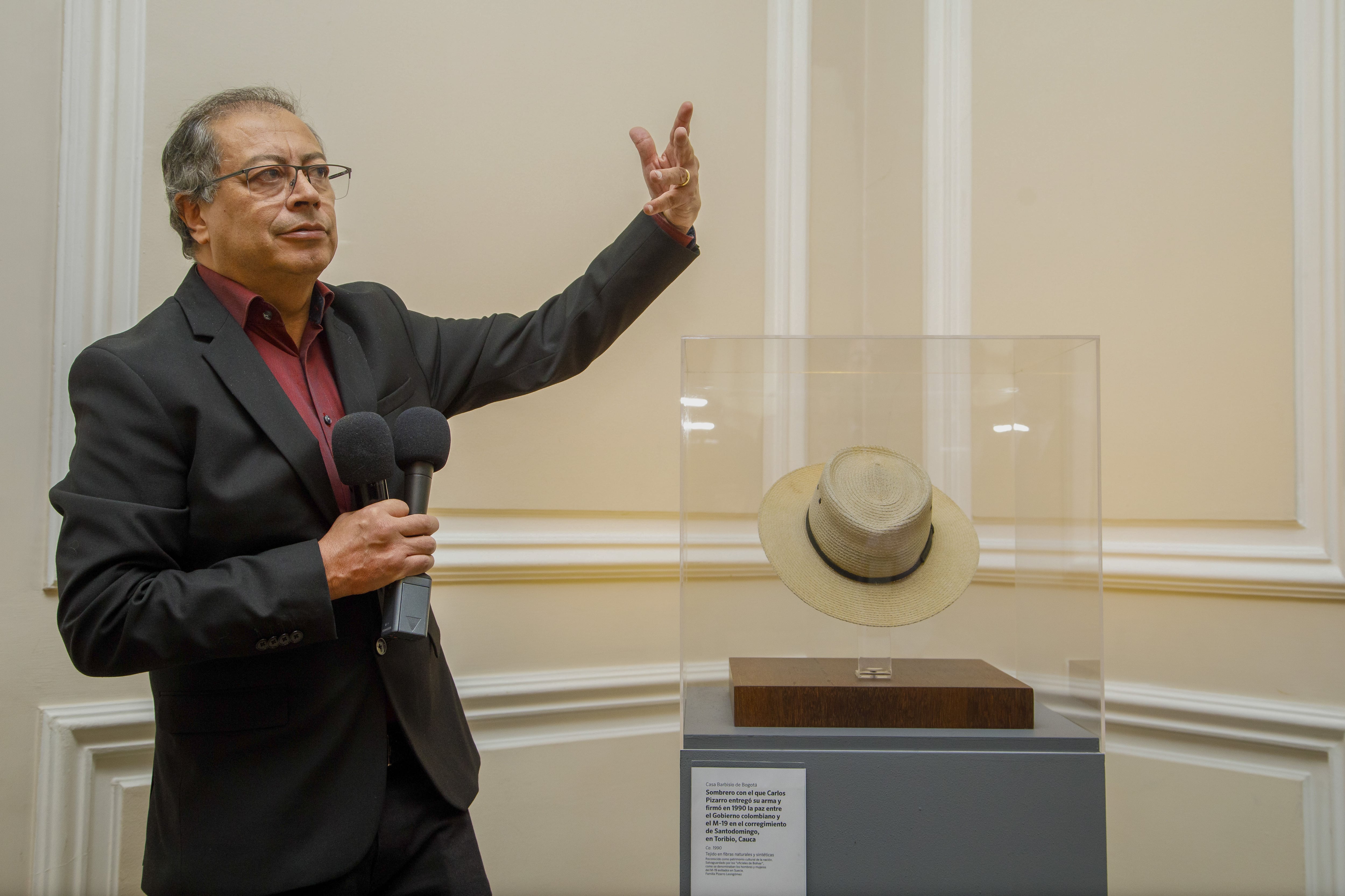 AME4975. BOGOTÁ (COLOMBIA), 18/06/2024.- Fotografía cedida por la Presidencia de Colombia donde se observa al mandatario, Gustavo Petro, mientras exhibe un sombrero del exjefe guerrillero Carlos Pizarro, último comandante guerrillero del Movimiento 19 de Abril (M-19).