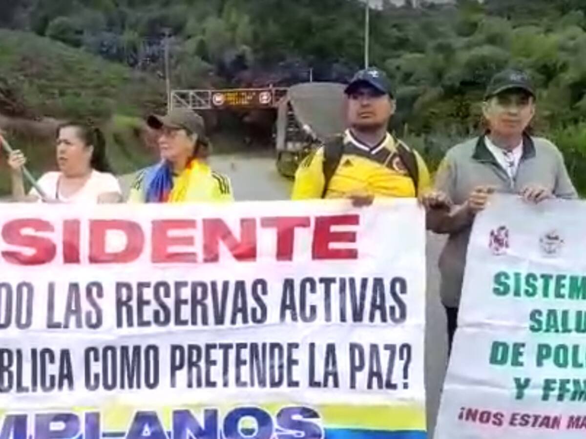 Policías y militares retirados protestaron por mejores condiciones en salud
