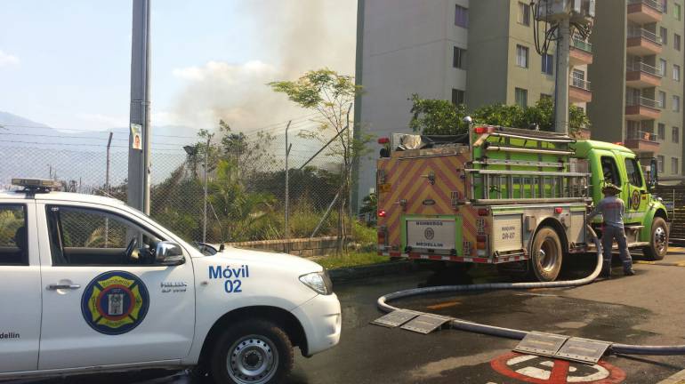 Cuerpo de bomberos tratan de controlar incendios en Medellín. 
