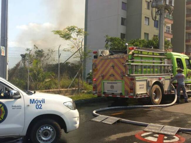 Cuerpo de bomberos tratan de controlar incendios en Medellín. 