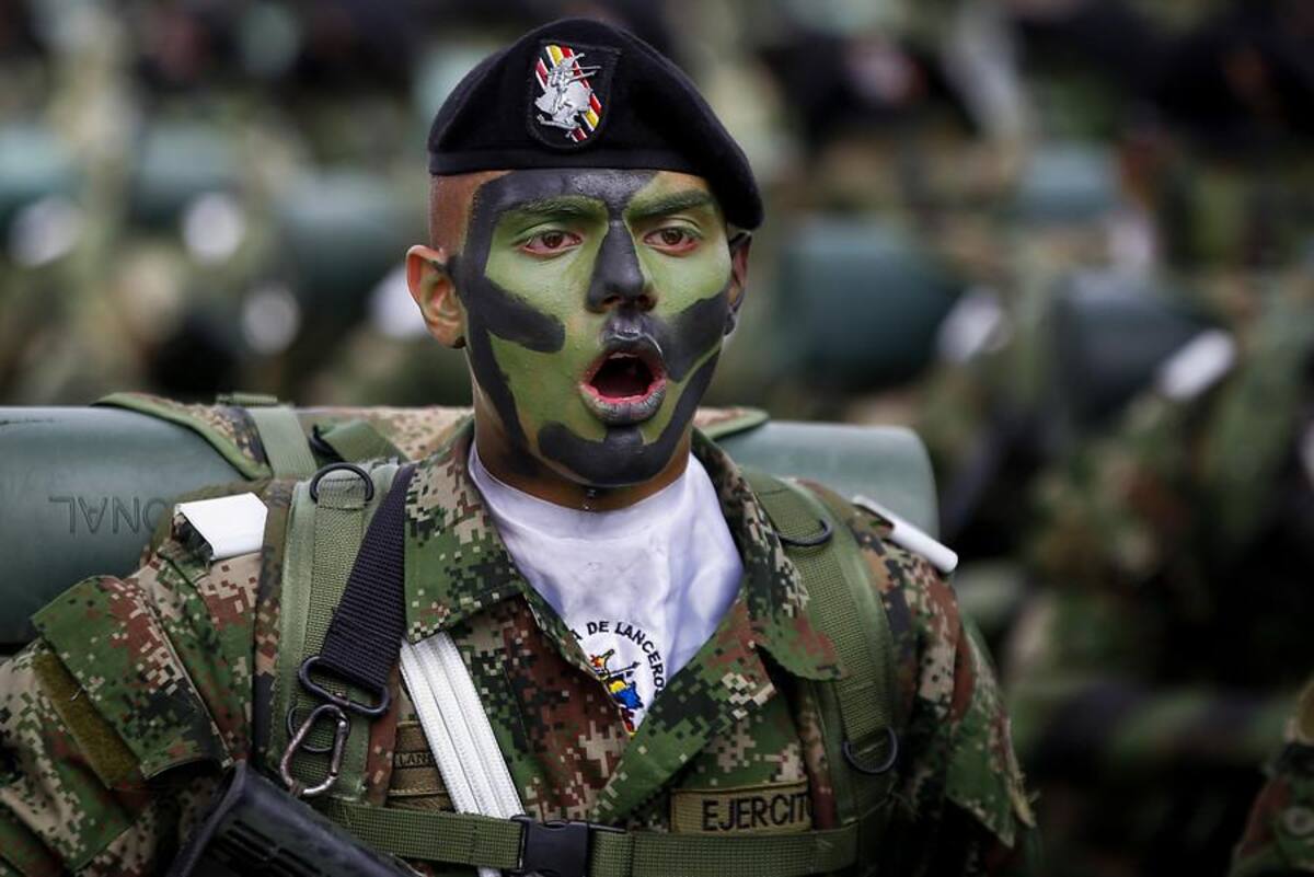Miles de bogotanos salieron a las calles a observar el desfile del 20 de julio que realizan las Fuerzas Armadas Colombianas.