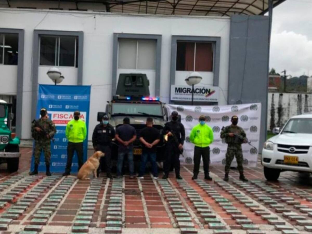 Ejército detiene 'narco-camioneta' que llevaba 300 kilos de droga