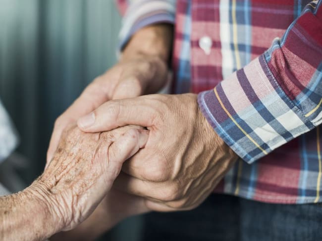 Contraloría abre investigación a convenios de atención a adultos mayores