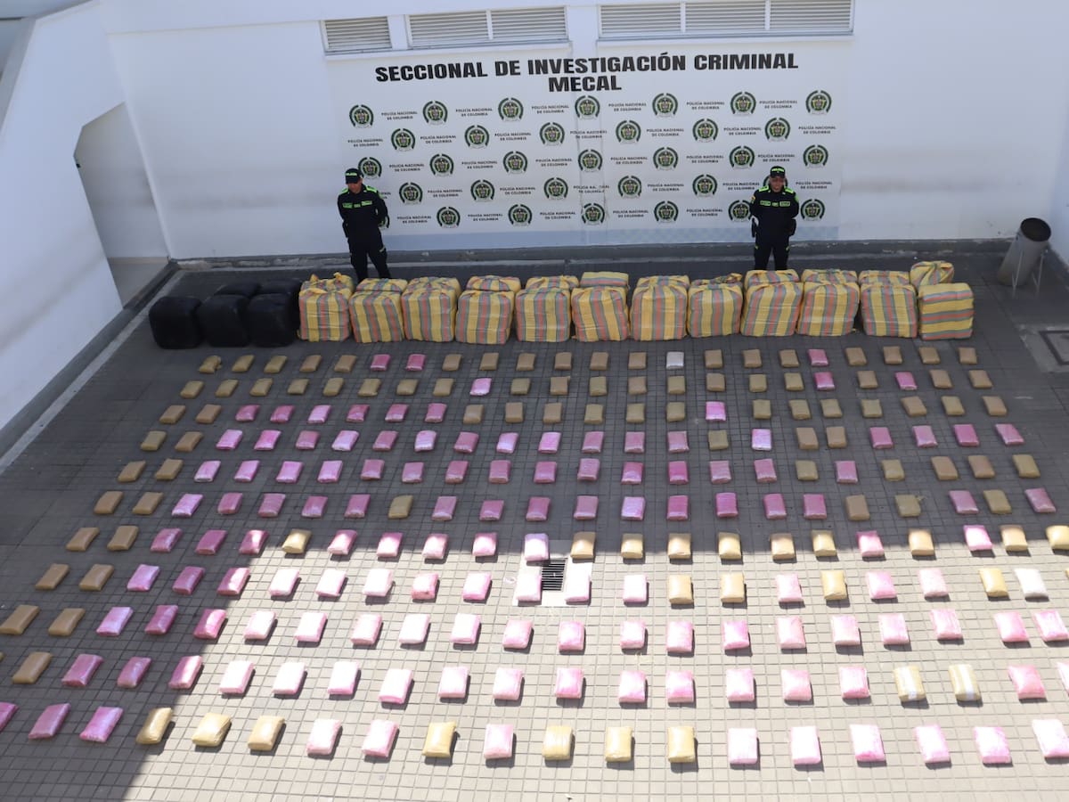 Incendio de un bus destapó cuatro toneladas de marihuana ocultas Candelaria, Valle del Cauca