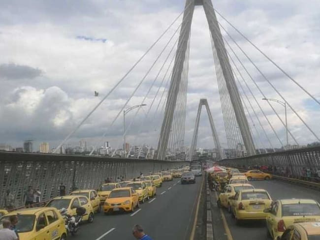 Hay 77 % más vehículos de transporte ilegal que taxis en Pereira
