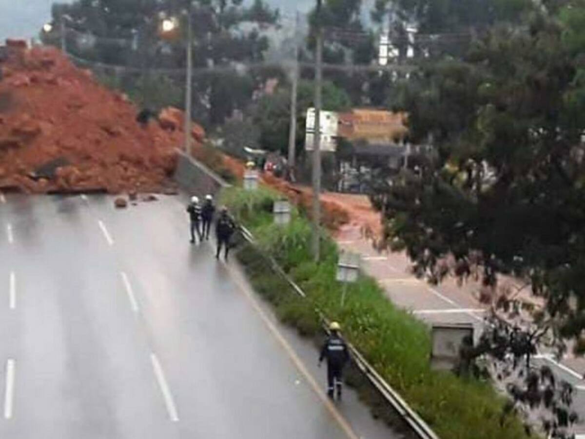 Copacabana: Deslizamiento mantiene el cierre total de la Autopista Norte