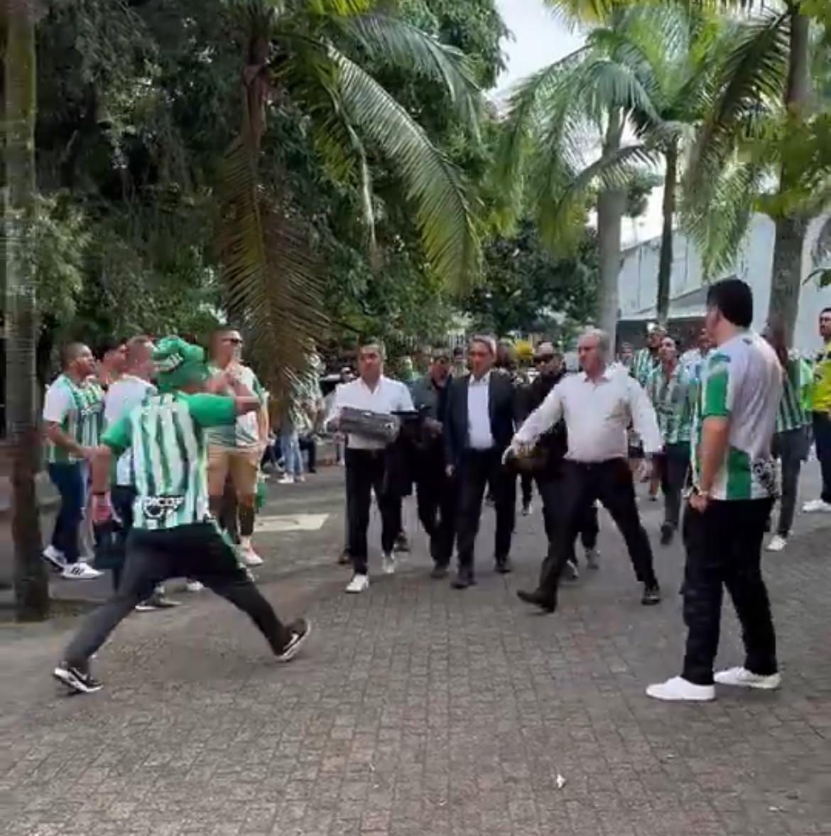 Hinchas de Nacional enfrentando a Fernando Jaramillo / X @josedavidpinto_