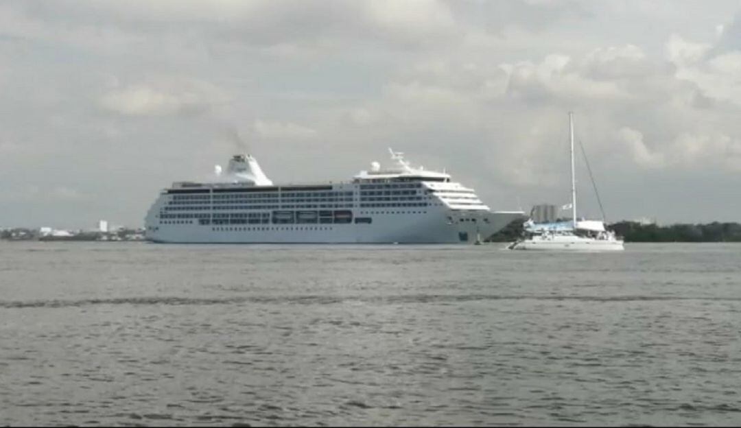 En el interior del crucero habían más de 760 personas en su mayoría tripulantes