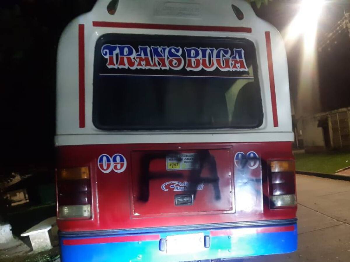 Buses de servicio público marcados por disidencias de las FARC en Buga