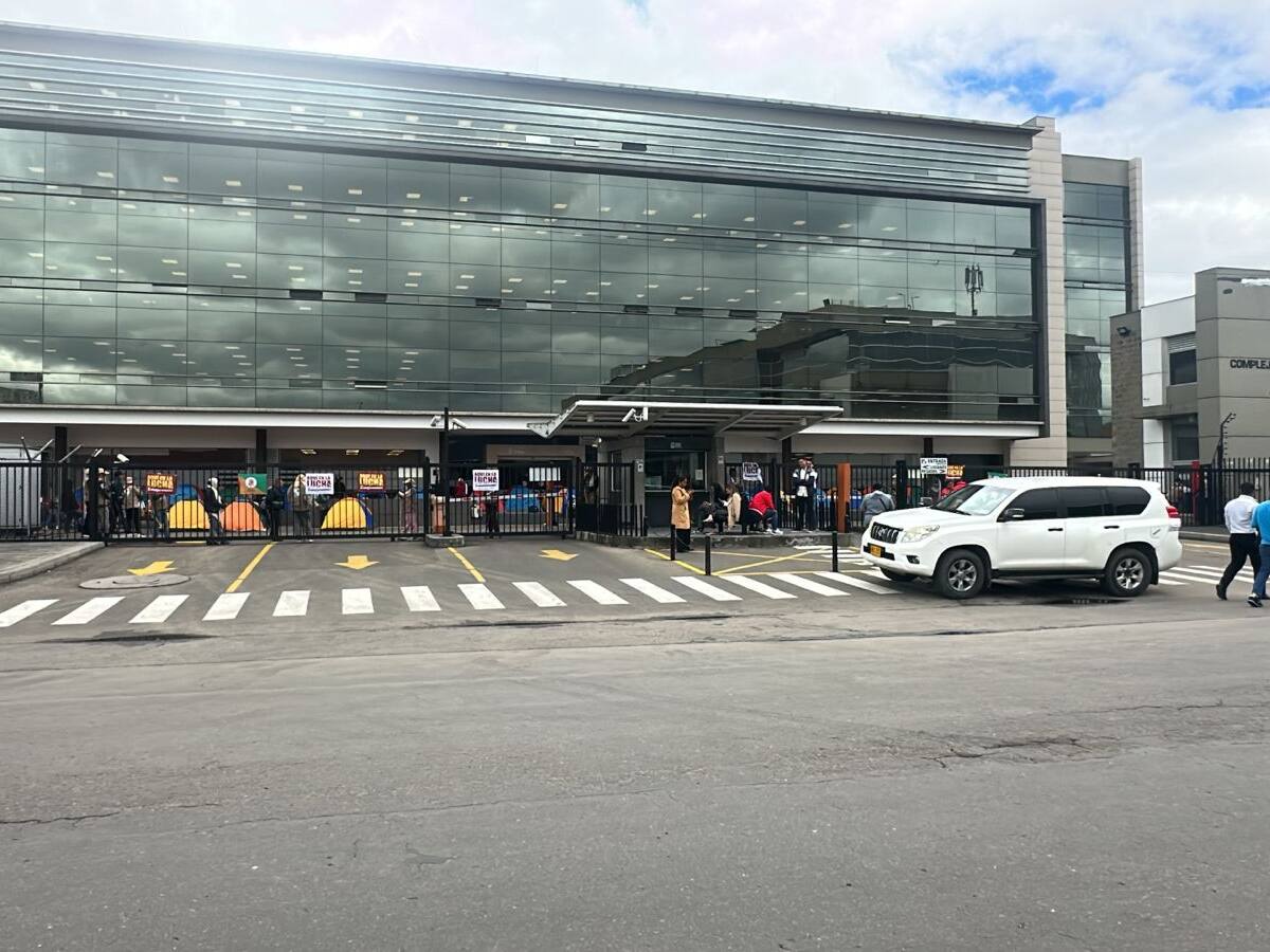 Manifestantes se toman sedes de ministerios nacionales en Bogotá: exigen garantías al gobierno