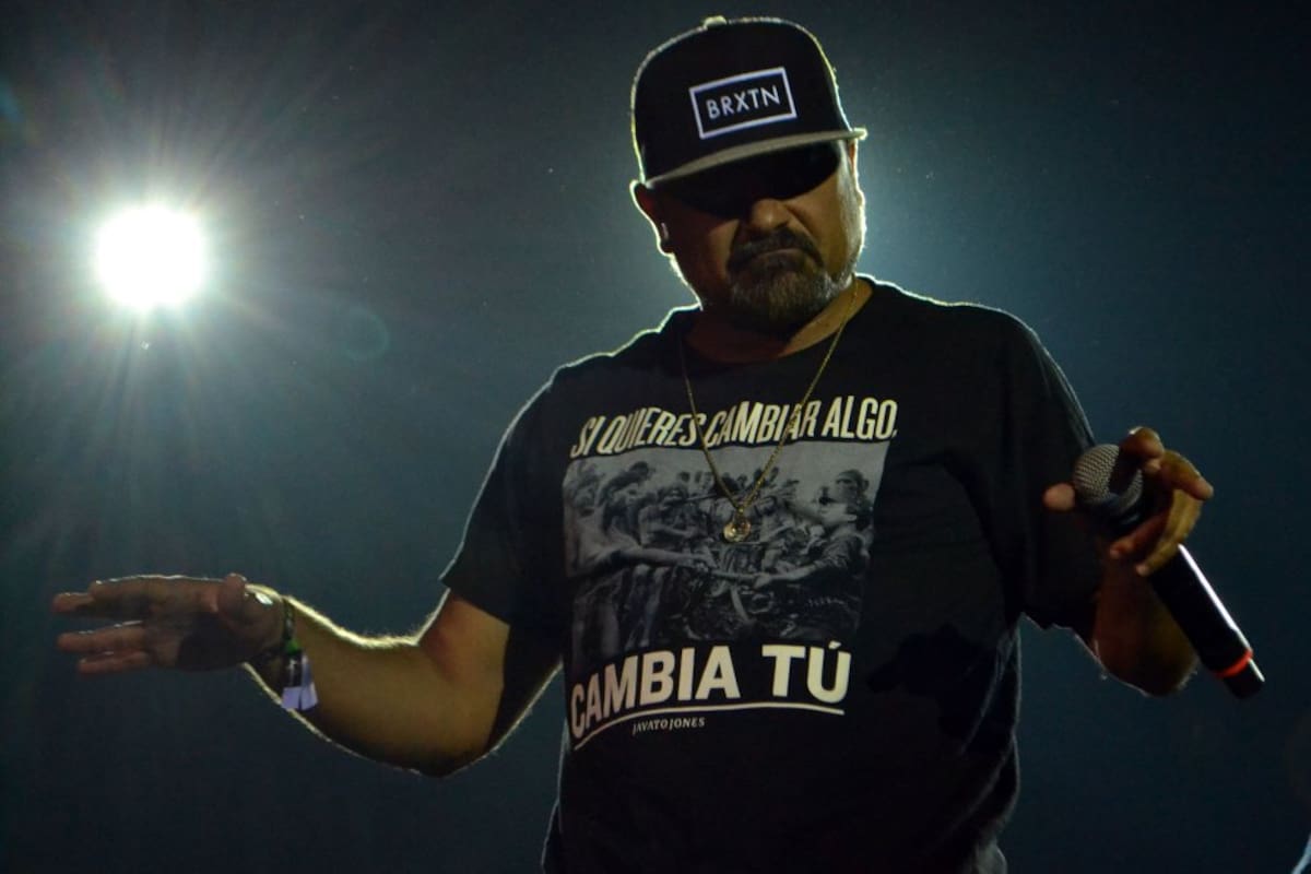 Mensajes desde la ropa también tuvieron su protagonismo como la camiseta de Nach en el escenario. "Si quieres cambiar algo, cambia tú".