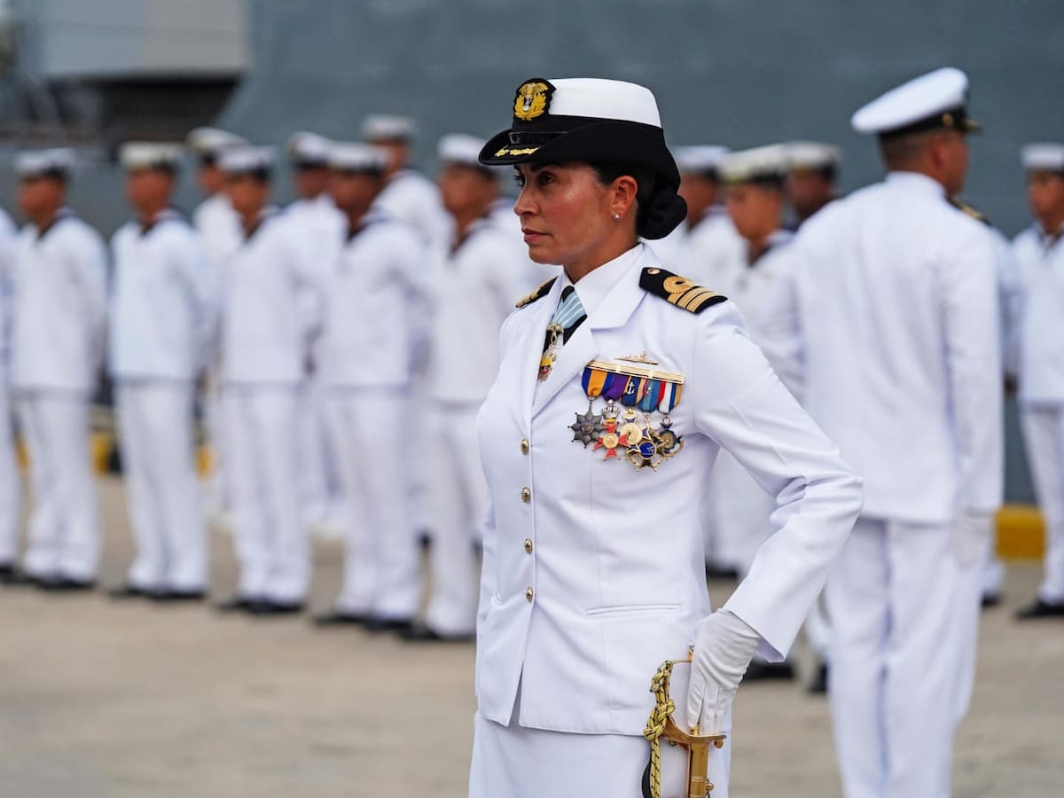 Por primera vez en la Armada, una mujer asumió como comandante de una fragata misilera