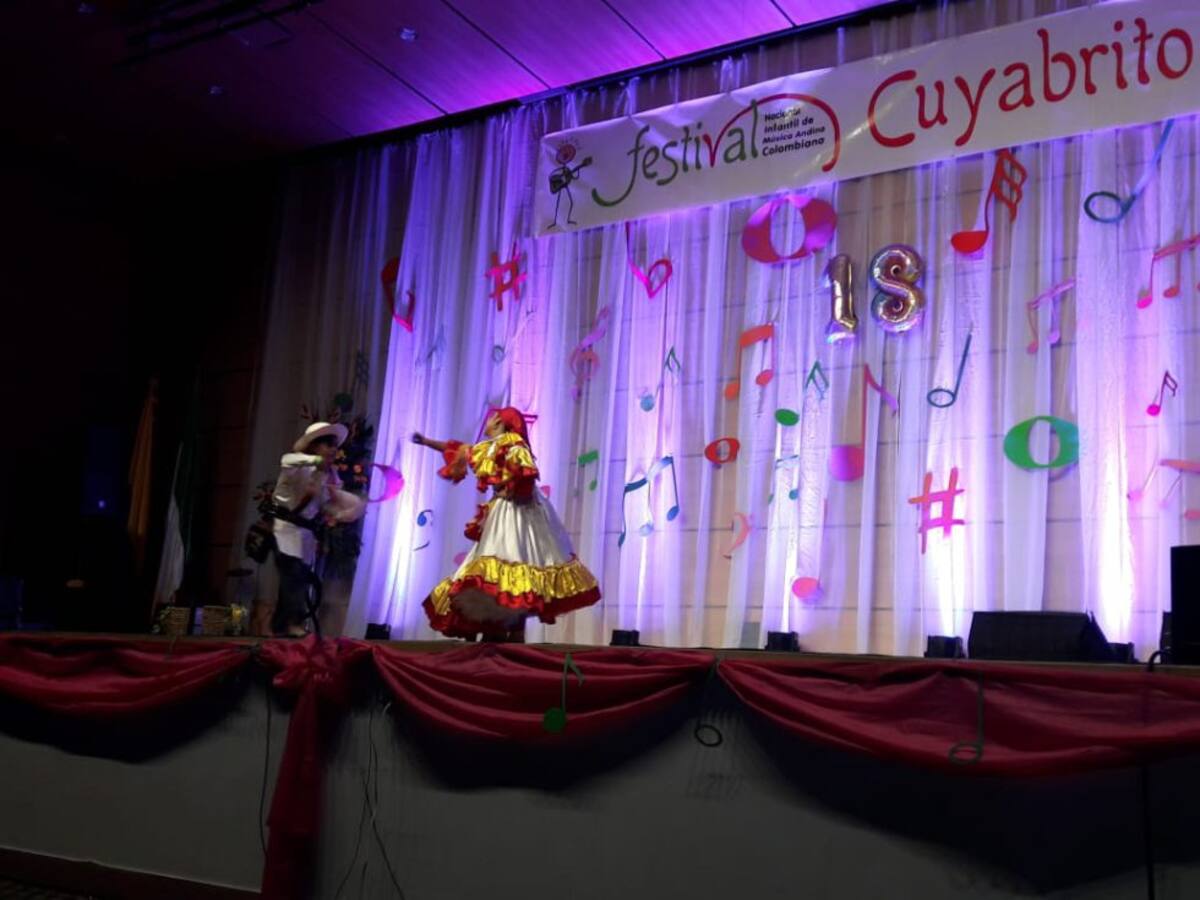 Kevin y Maria Alejandra, de la Institución Educativa Aquilino Bedoya de  Risaralda, modalidad baile por pareja