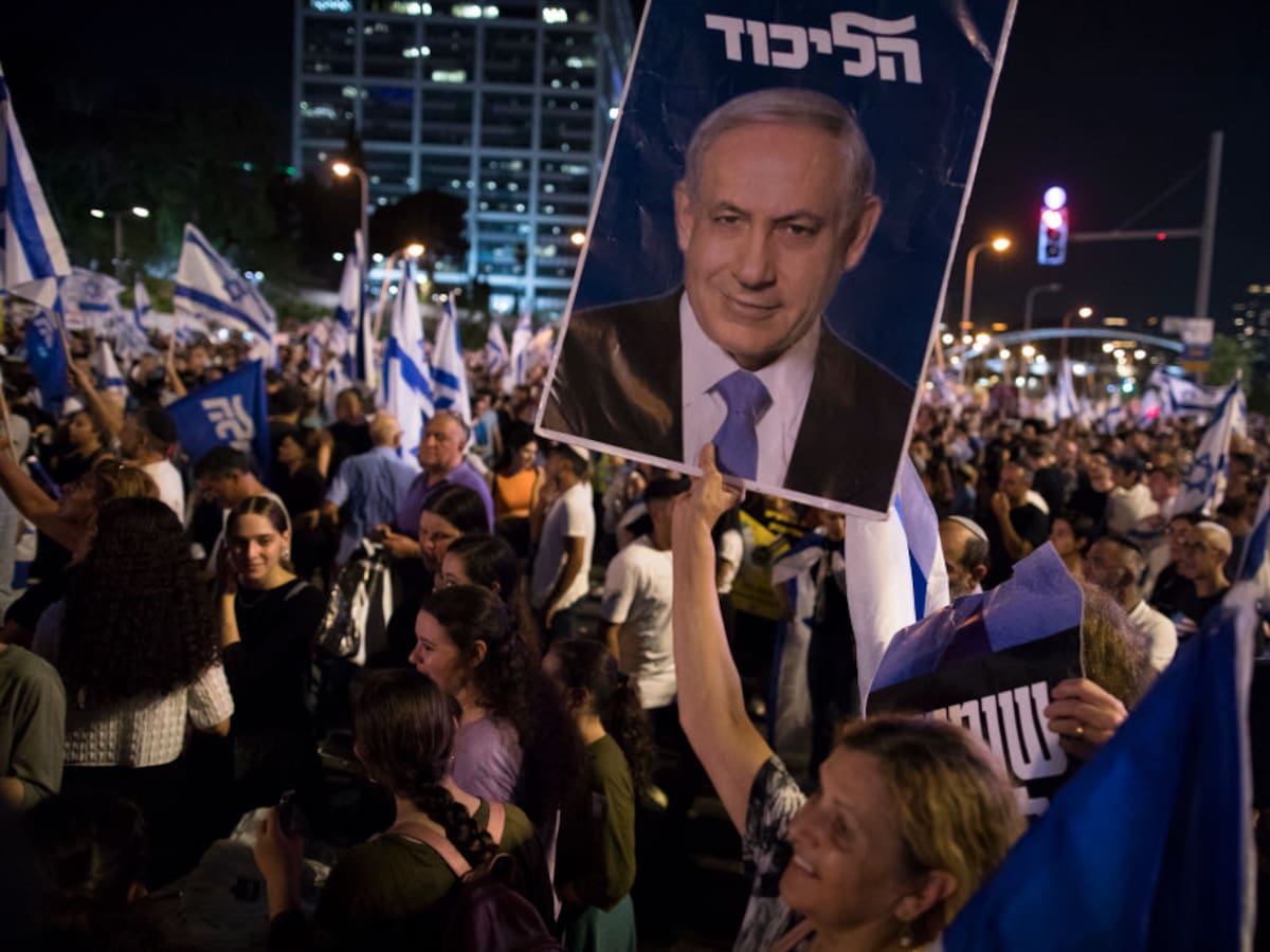 Netanyahu: entre la guerra y las sanciones, el rechazo nacional y la crítica internacional