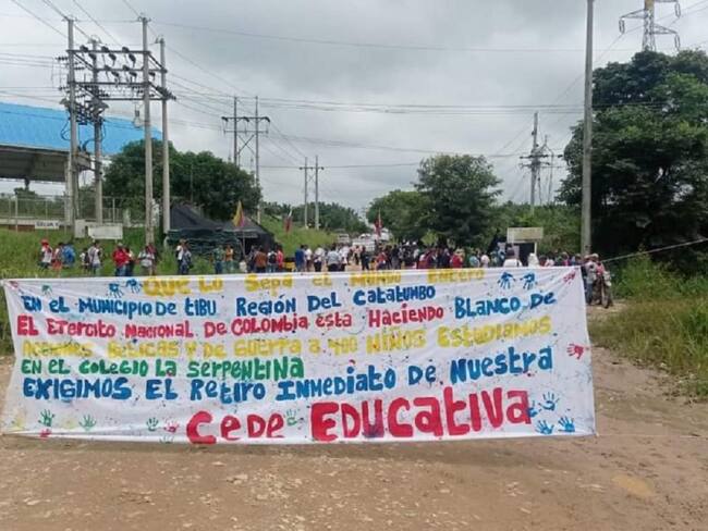 Estudiantes protestan exigiendo traslado de base militar