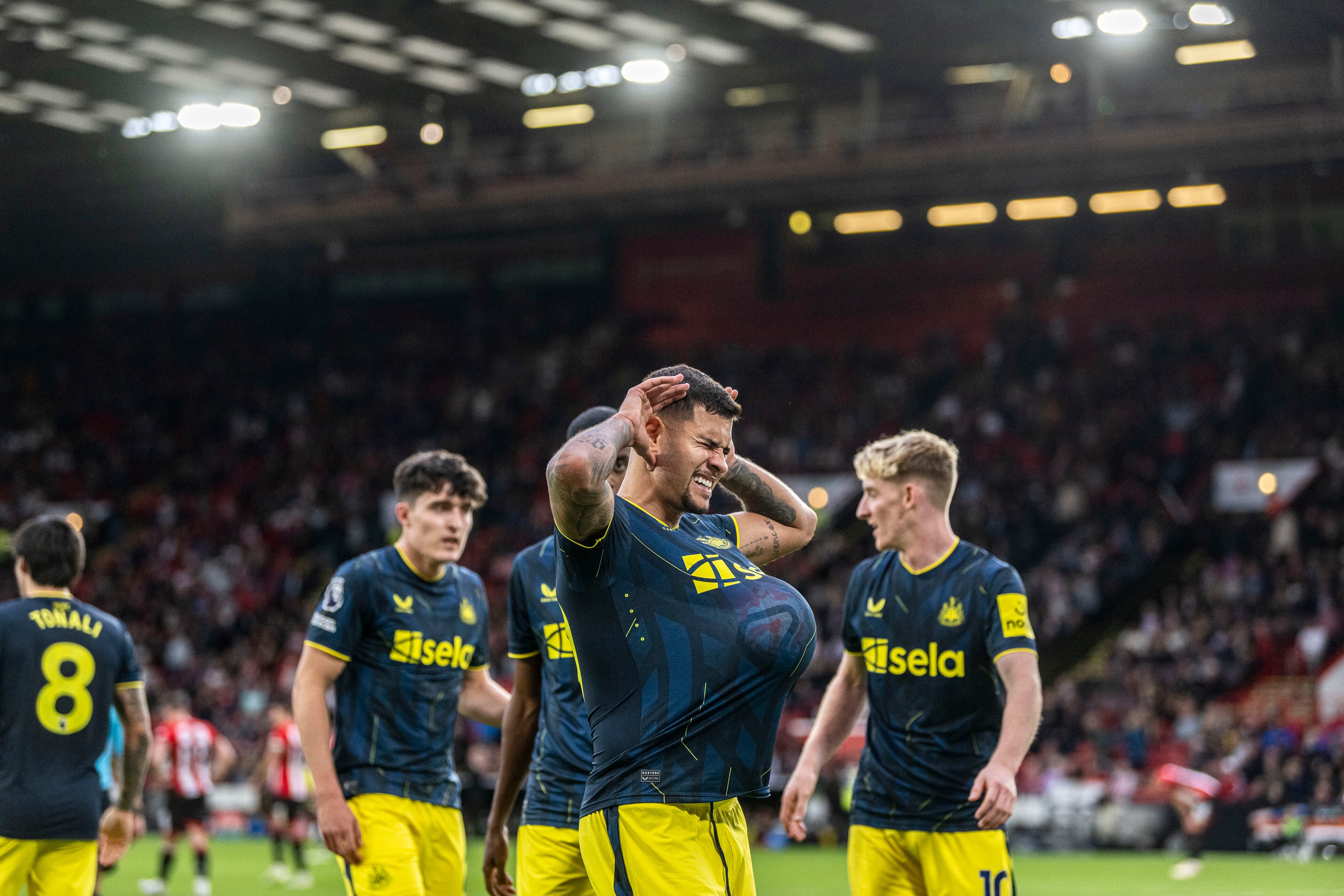 Bruno Guimarães y el Newcastle celebrando en el partido ante el Sheffield (Photo by Richard Callis/MB Media/Getty Images)