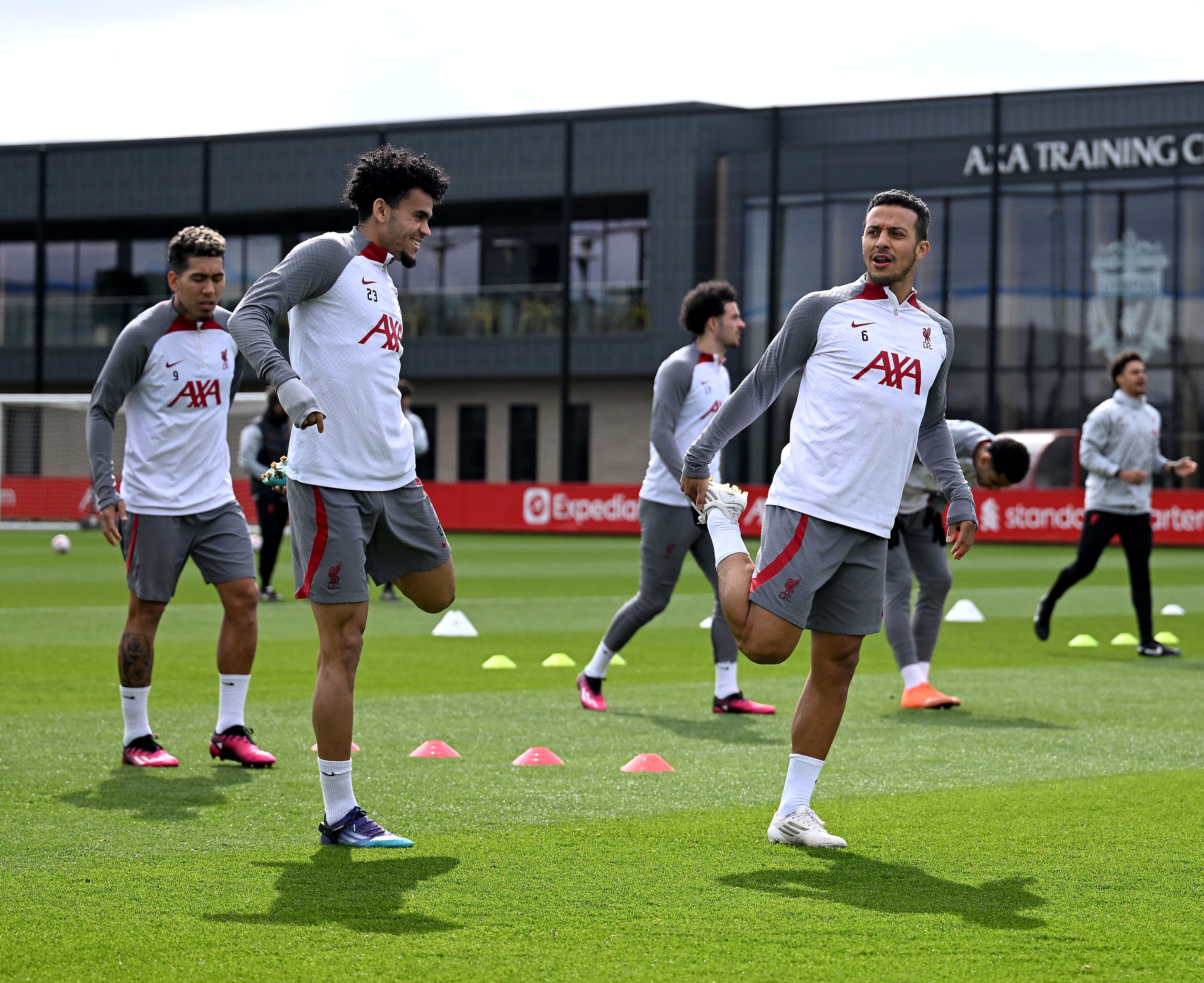 Luis Díaz y Thiago Alcántara durante la práctica del Liverpool. (Photo by Andrew Powell/Liverpool FC via Getty Images)