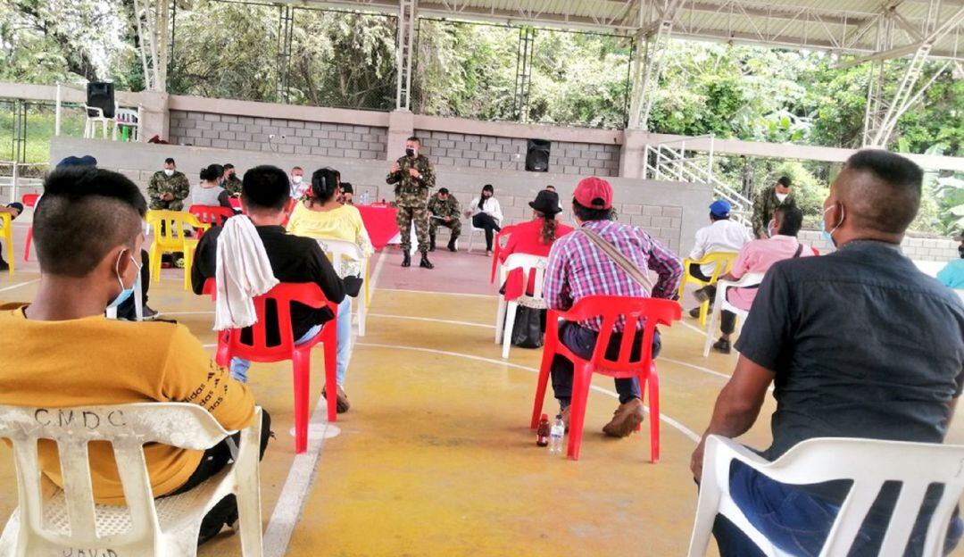 La comunidad se reunió con el Ejército.