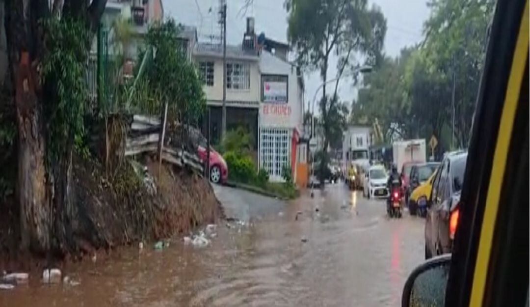 Lluvia generó complicaciones viales en el área metropolitana