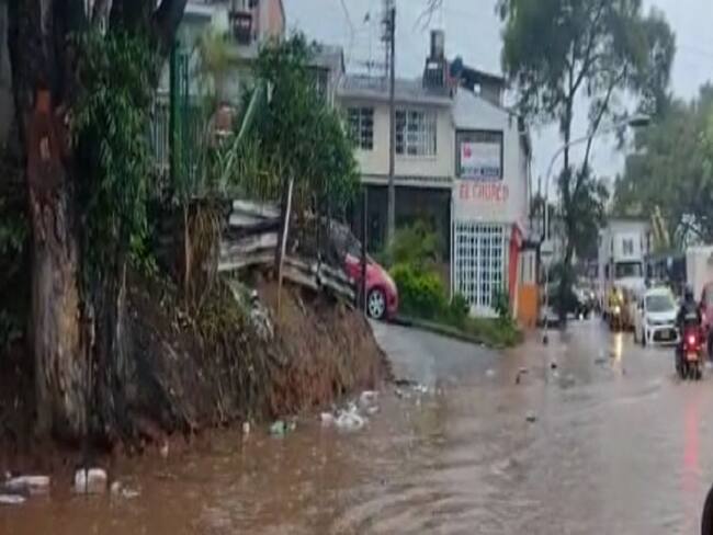 Lluvia generó complicaciones viales en el área metropolitana
