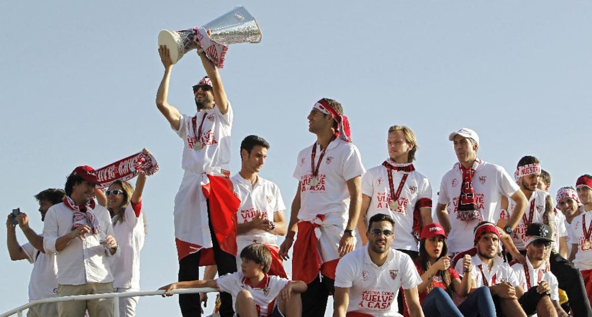 Sevilla, con el colombiano Carlos Bacca, que derrotó al Benfica y se coronó campeón de Europa por tercera vez, llegó a su ciudad y prendió la celebración con sus hinchas.