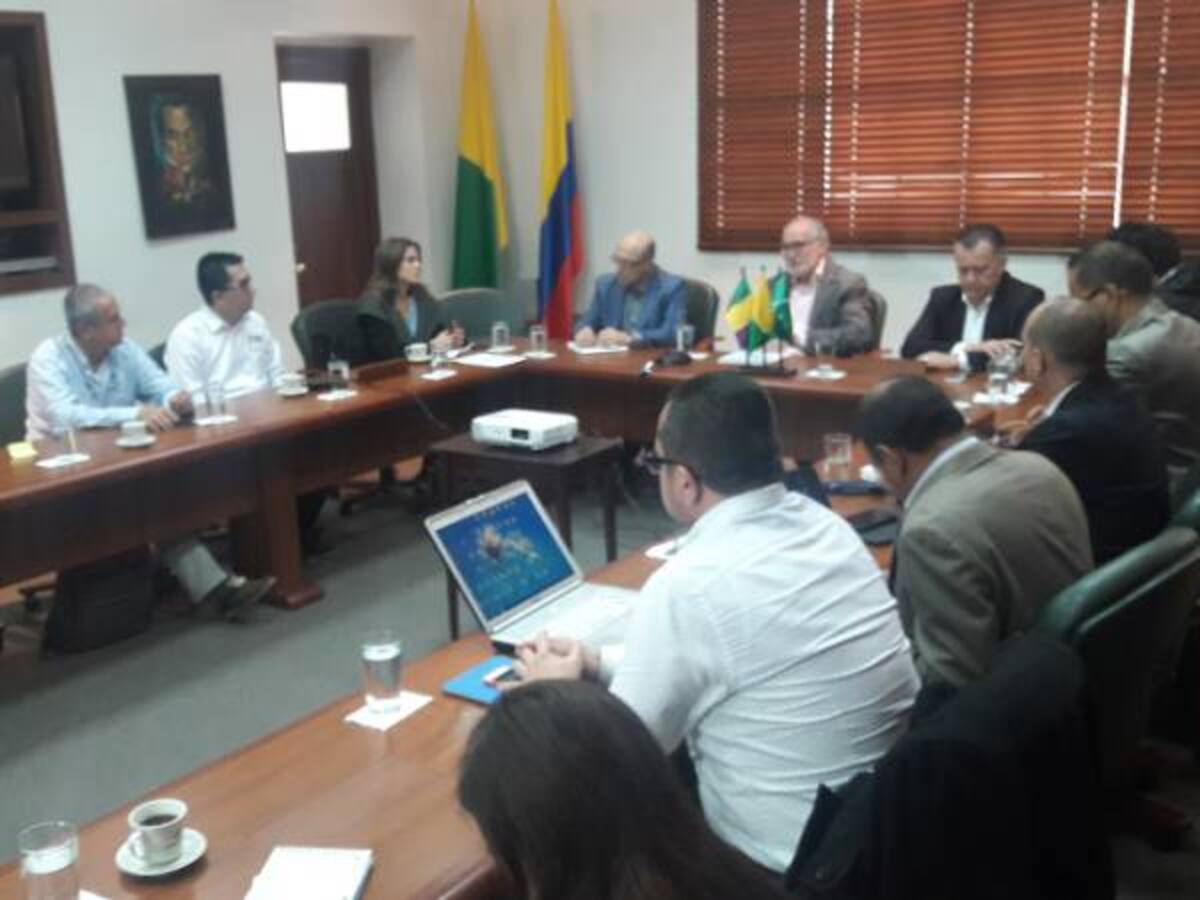 Gobernadores del Eje Cafetero priorizaron obras viales para la región