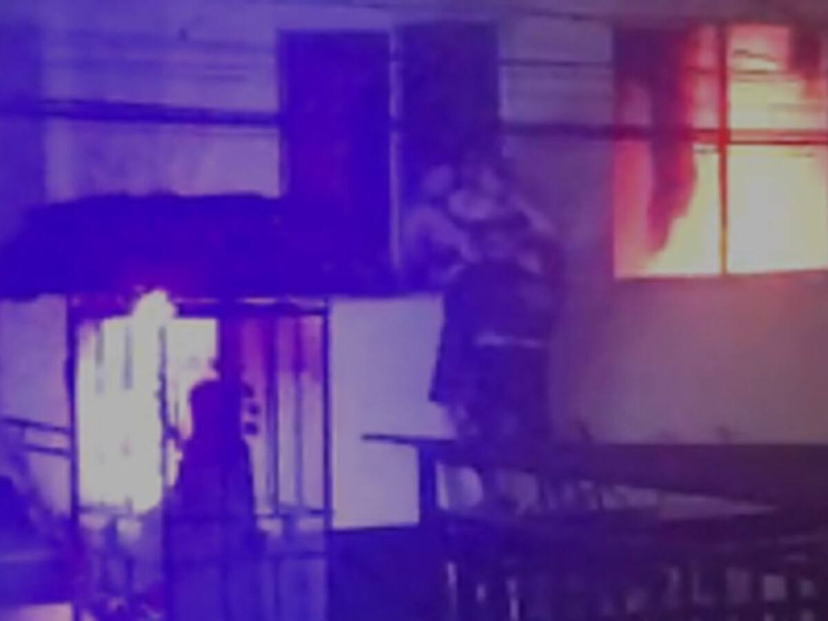 VIDEO: Hombre habría prendido fuego a la casa de su pareja