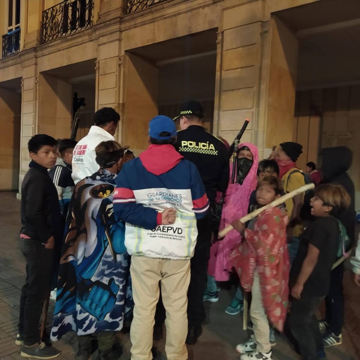 Indígenas Emberá se asentaron en los pasillos de la Alcaldía de Bogotá