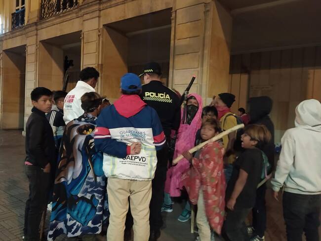 Indígenas Emberá se asentaron en los pasillos de la Alcaldía de Bogotá