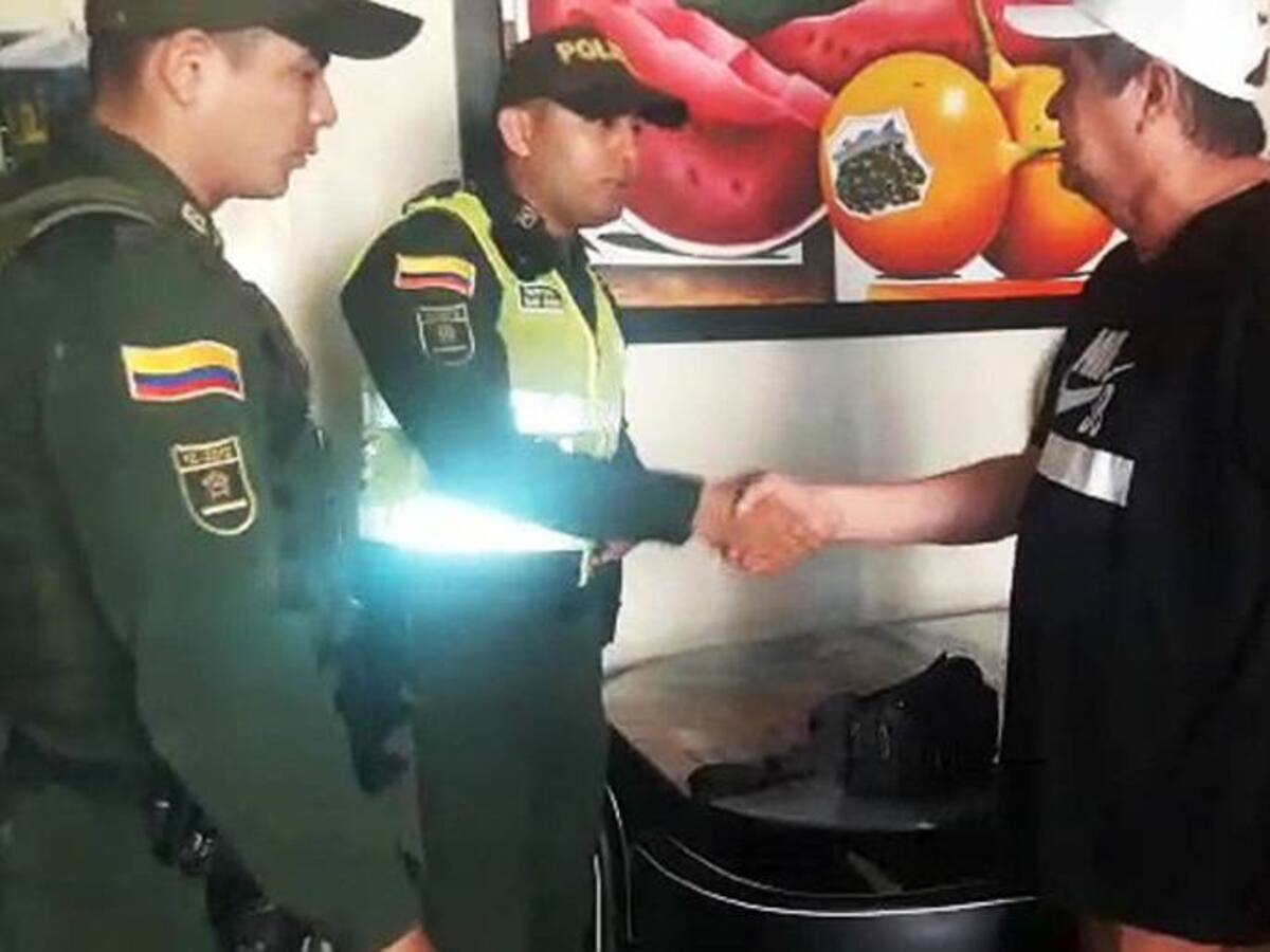Policía de Cartagena recupera 26 millones de pesos olvidados en un taxi