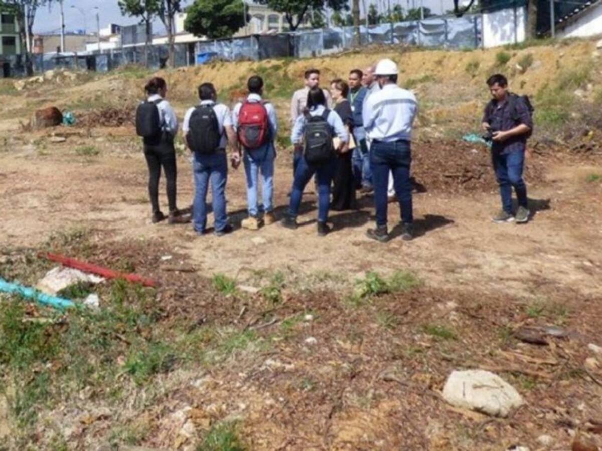 Reunión por incumplimiento en construcción de colegios