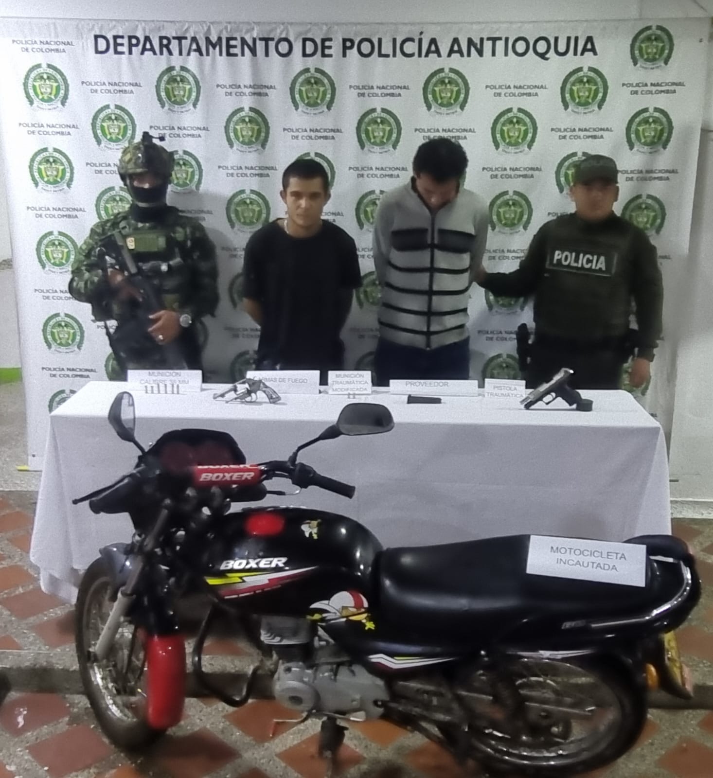 Capturados por el hurto a los pasajeros de un bues en Amalfi- foto policía