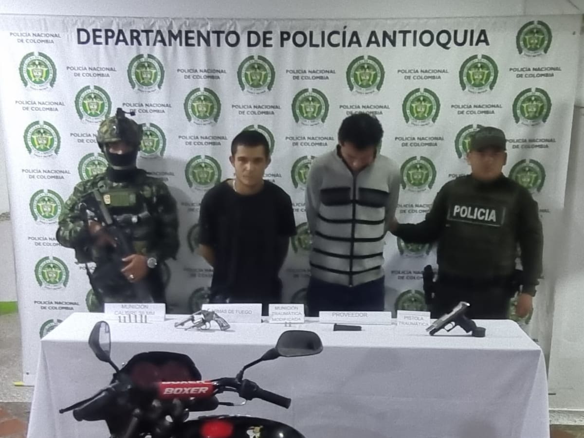 Dos adultos capturados y un menor aprehendido por el hurto a varios pasajeros de un bus en Amalfi