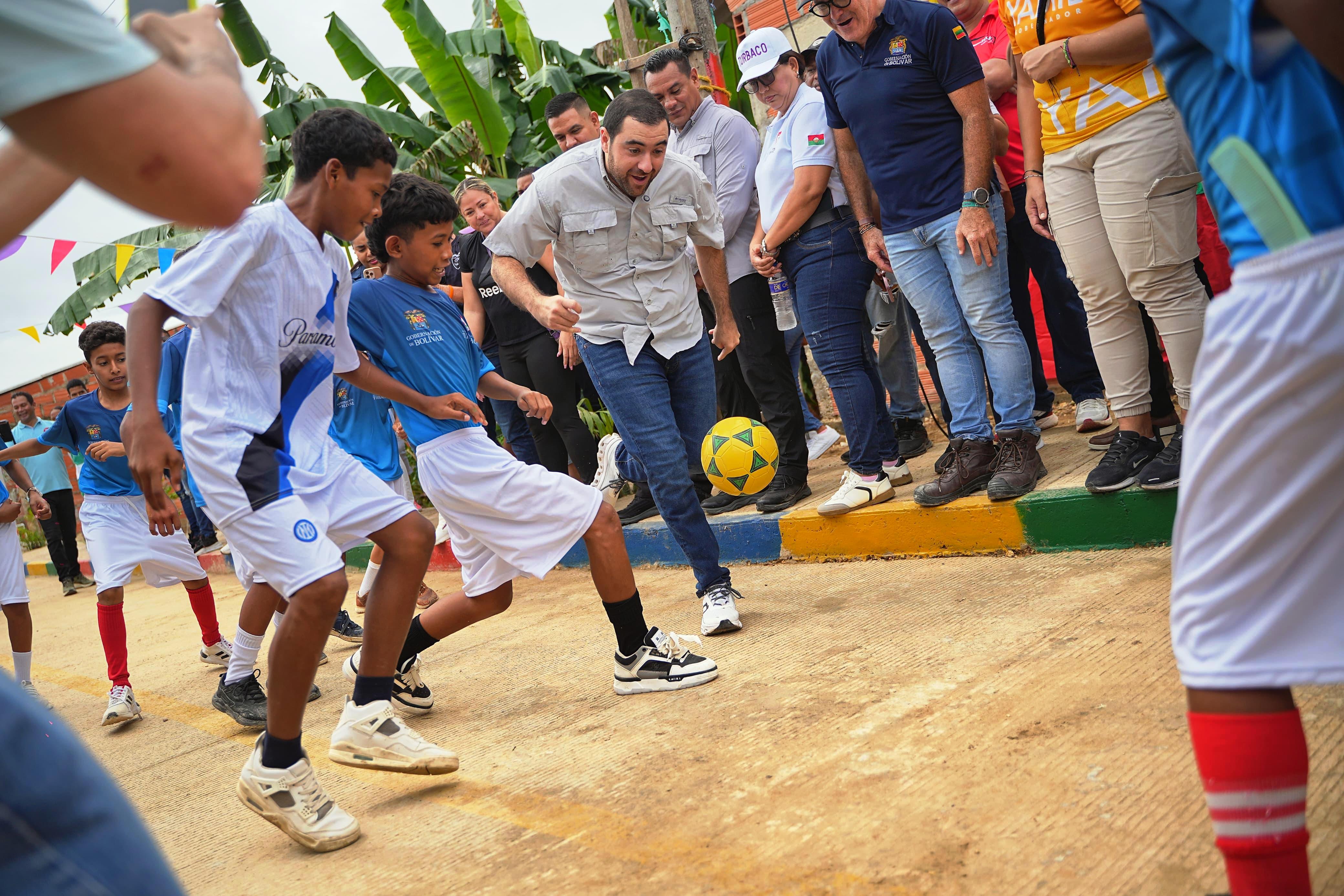 Gobernador Yamil Arana inauguró tres calles en La Conquista, Turbaco