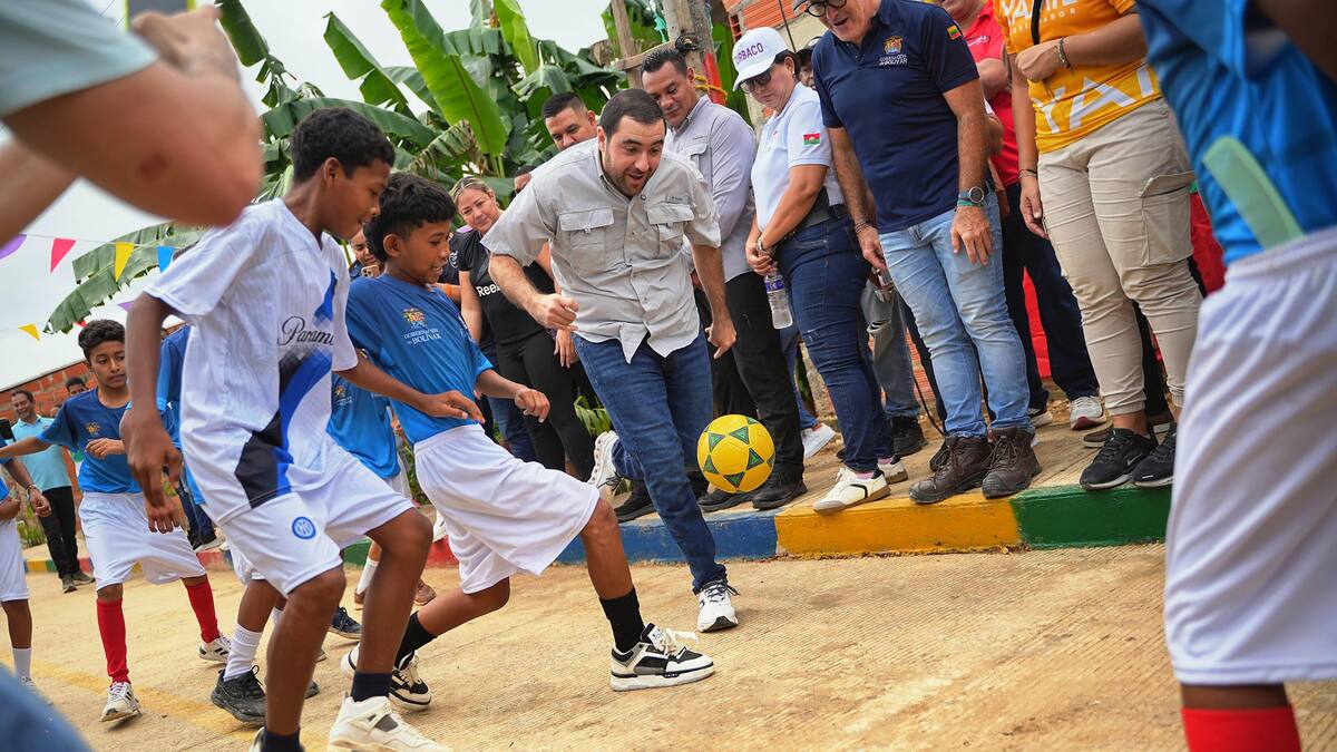 Gobernador Yamil Arana inauguró tres calles en La Conquista, Turbaco