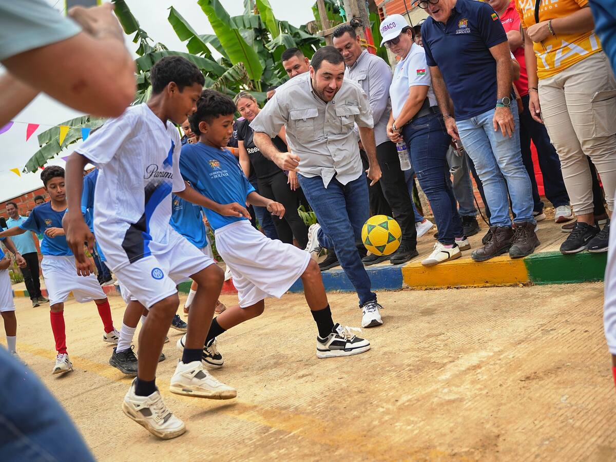 Gobernador Yamil Arana inauguró tres calles en La Conquista, Turbaco