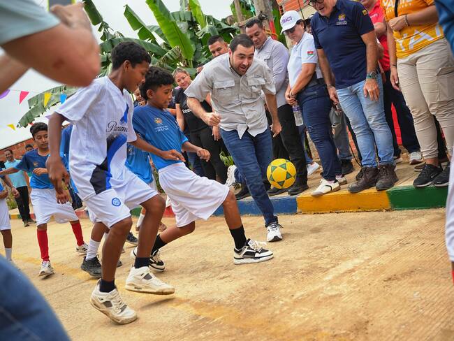 Gobernador Yamil Arana inauguró tres calles en La Conquista, Turbaco